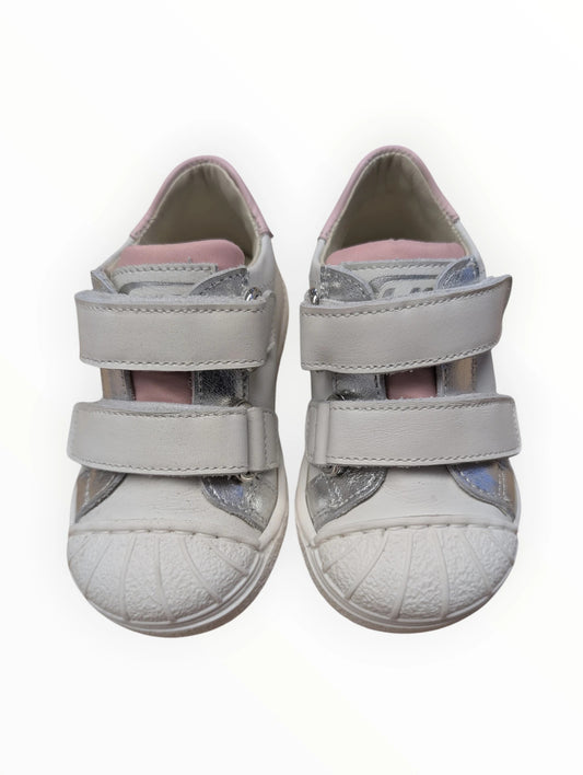 Pierrot Outlet witte kindersneakers met klittenbandsluiting, roze en zilveren accenten, flexibele zool.