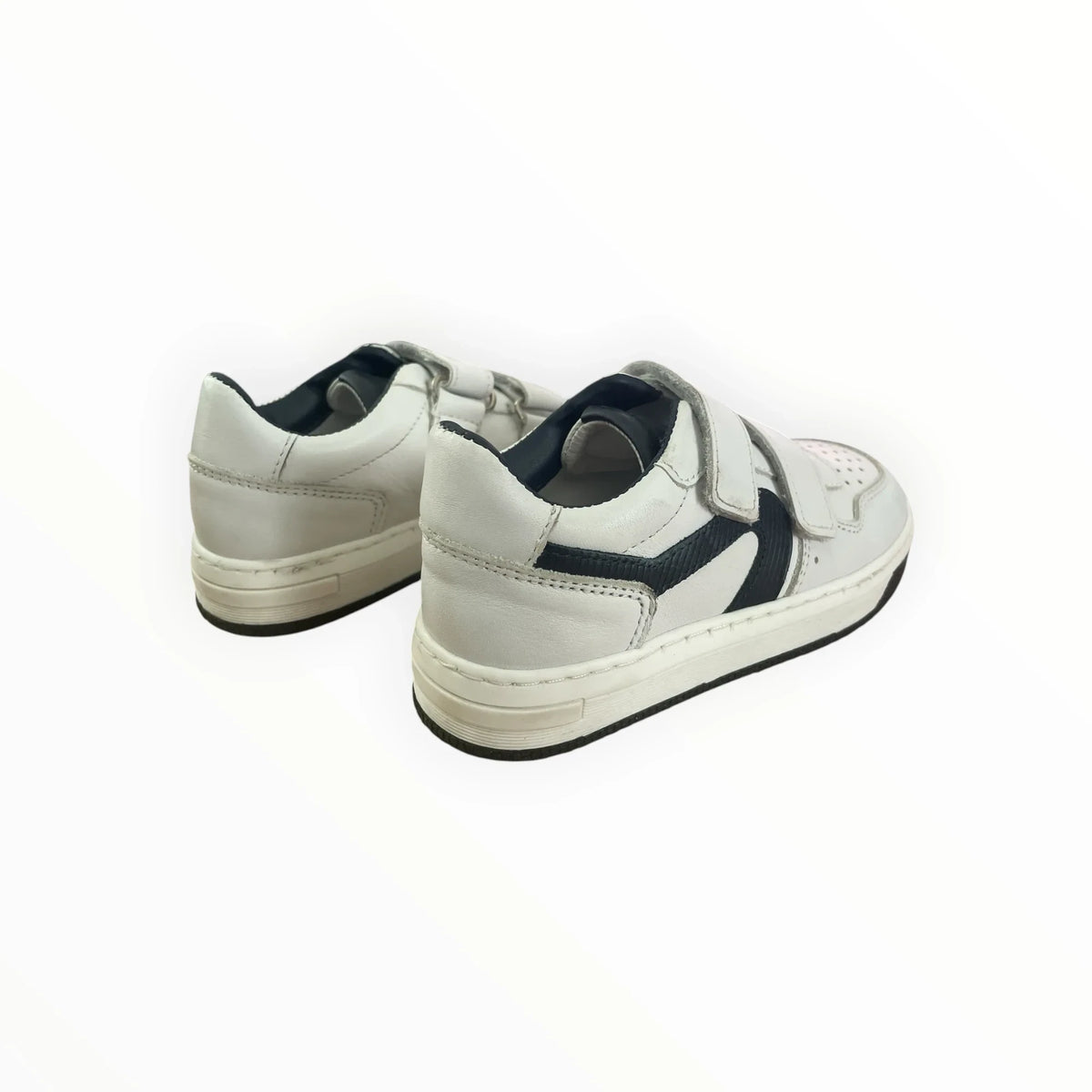 Pierrot Outlet witte kindersneakers met klittenband en donkerblauwe accenten voor een sportieve look