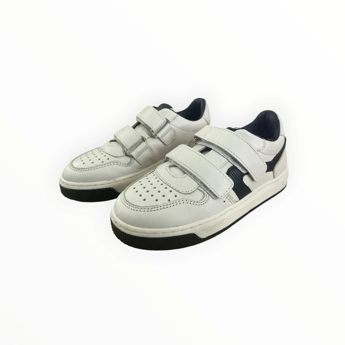 Pierrot Outlet witte sportieve kindersneakers met klittenband en donkerblauwe accenten voor dagelijks gebruik.