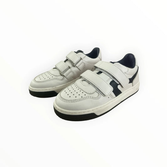 Pierrot Outlet witte sportieve kindersneakers met klittenband en donkerblauwe accenten voor dagelijks gebruik.