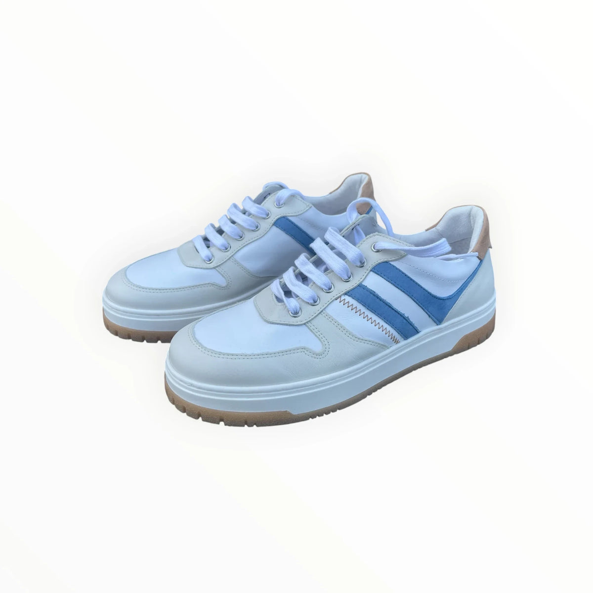 Pierrot Outlet witte lederen herensneakers met blauwe accenten en beige hieldetail op een rubberen zool.