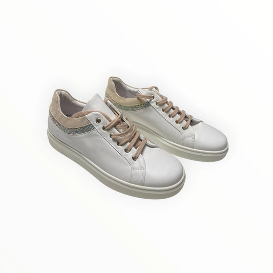 Pierrot Outlet witte leren damessneakers met veters, glinsterende hielaccenten en goudkleurige details.
