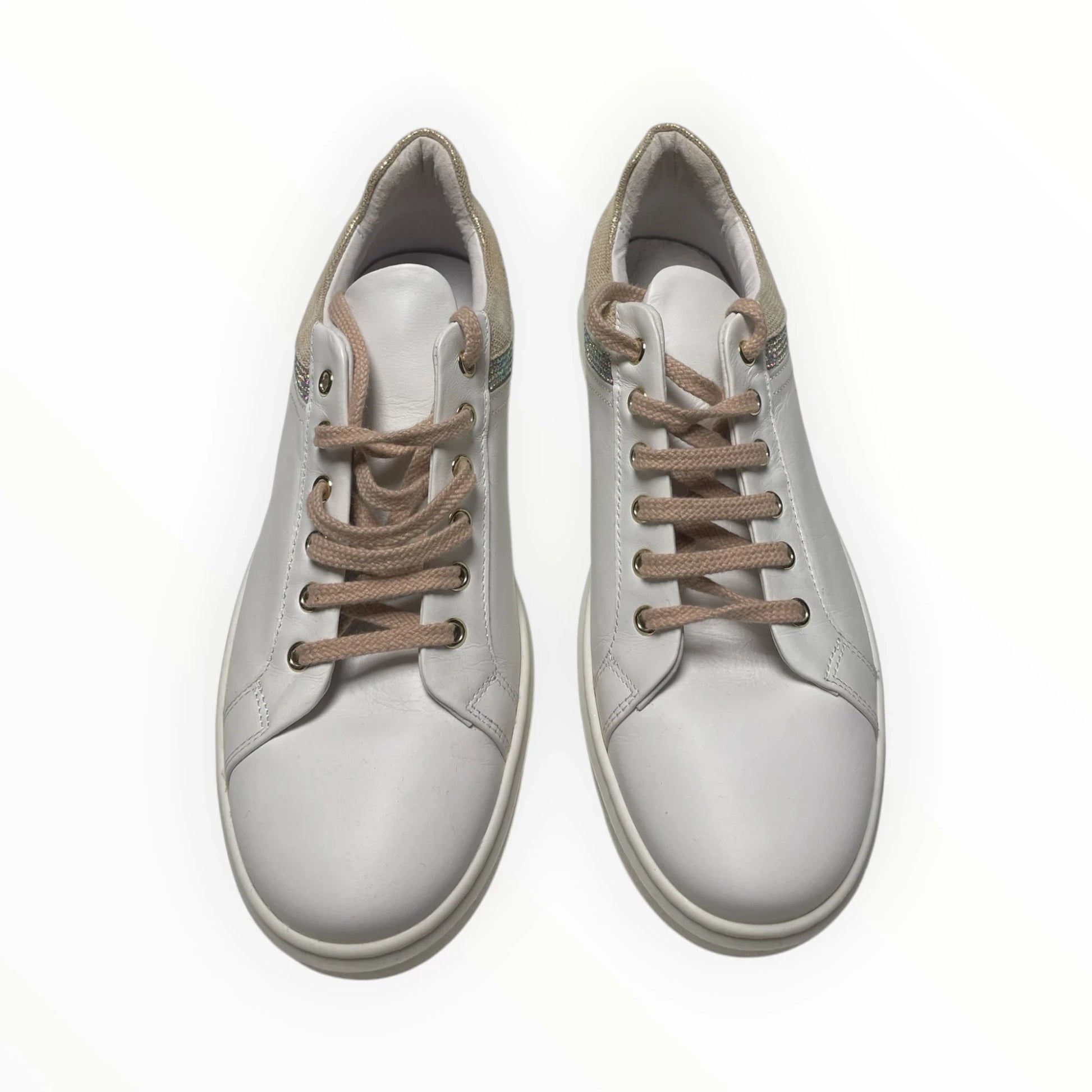 Pierrot Outlet witte leren damessneakers met veters en glinsterende goudkleurige details bij de hiel.