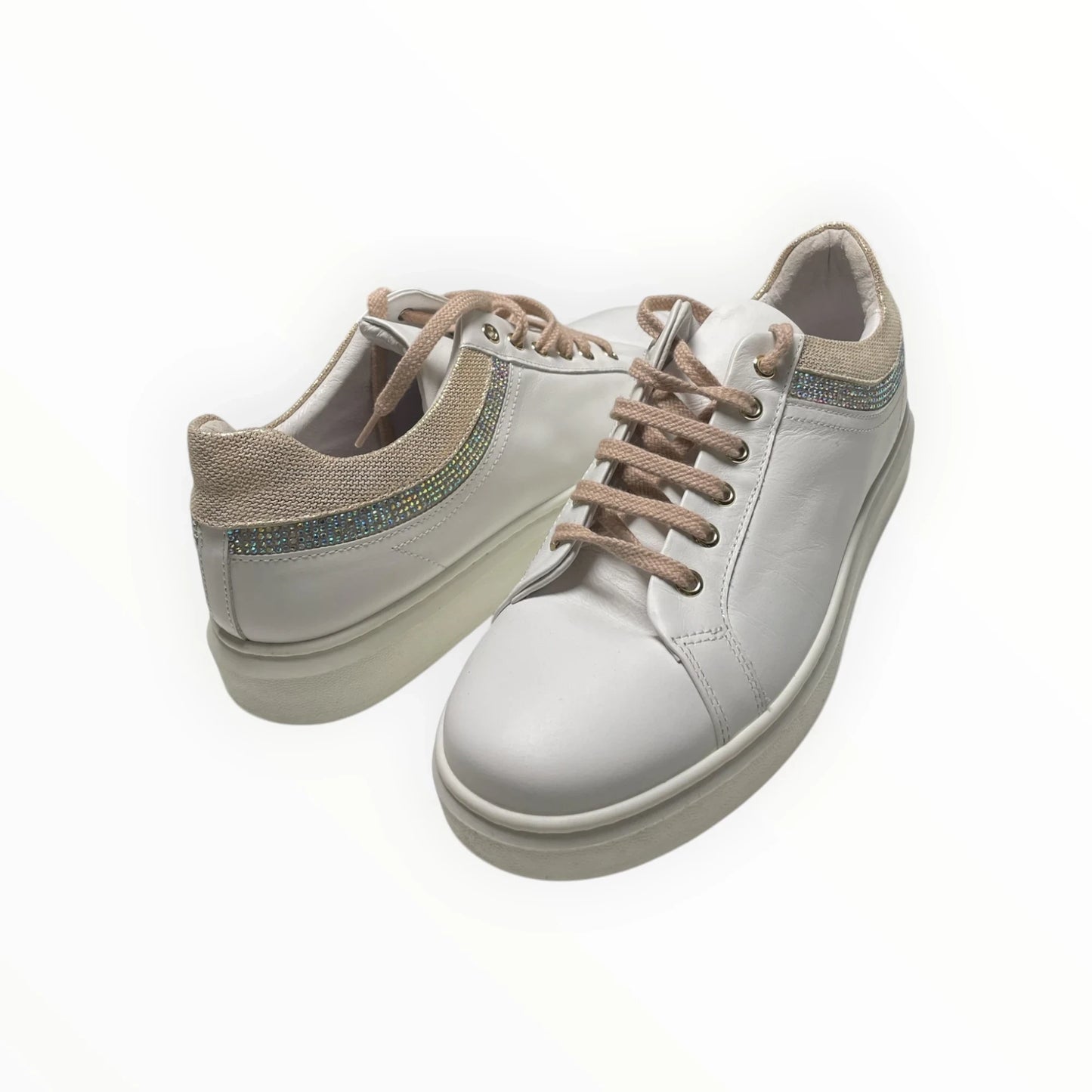 Pierrot Outlet witte leren damessneakers met veters, glinsterende hielaccenten en goudkleurige details.