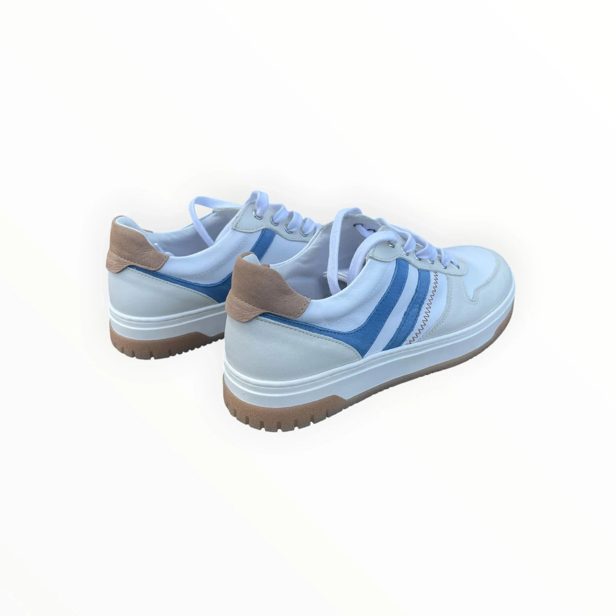 Pierrot Outlet heren sneakers van wit leder met blauwe strepen en beige hielaccenten op een rubberen zool