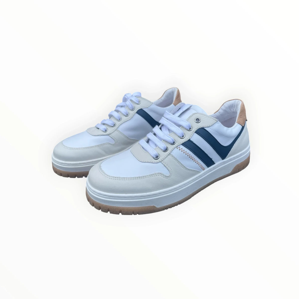Pierrot Outlet witte leren herensneakers met blauwe accenten en een stevige profielzool voor optimaal comfort.