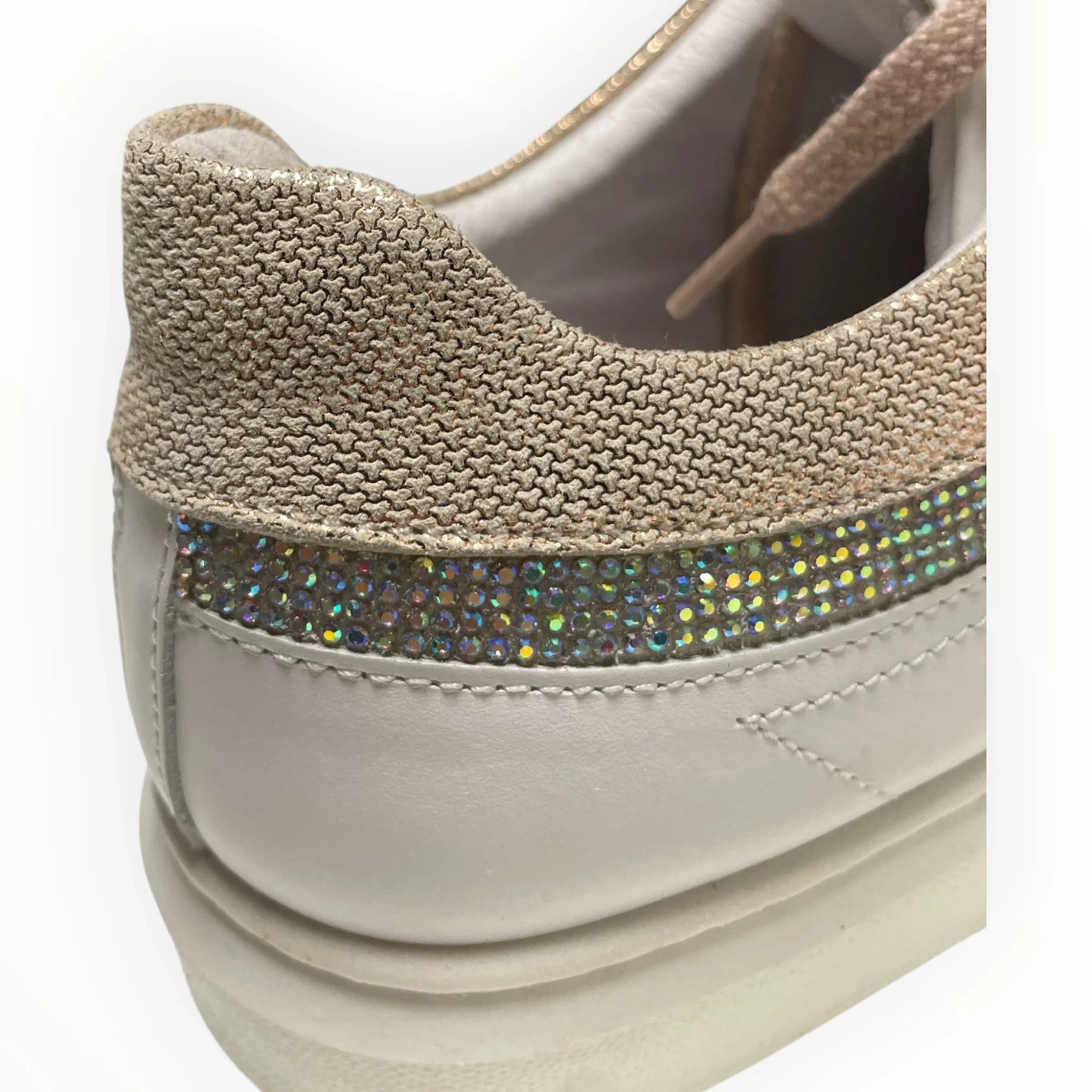 Pierrot Outlet witte leren damessneaker met glinsterende strass-details en goudkleurige textuur bij de hiel