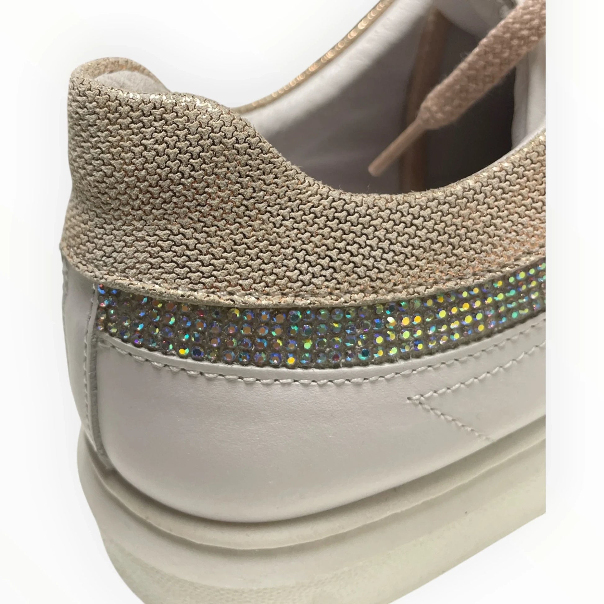 Pierrot Outlet witte leren damessneaker met glinsterende strass-details en goudkleurige textuur bij de hiel