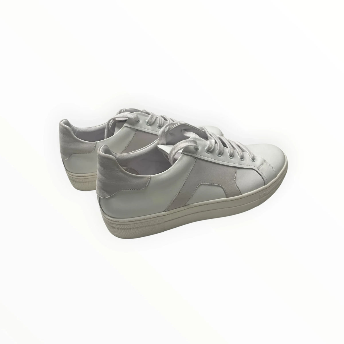 Pierrot Outlet witte lage sneakers van leer en suède met vetersluiting en een minimalistisch design.