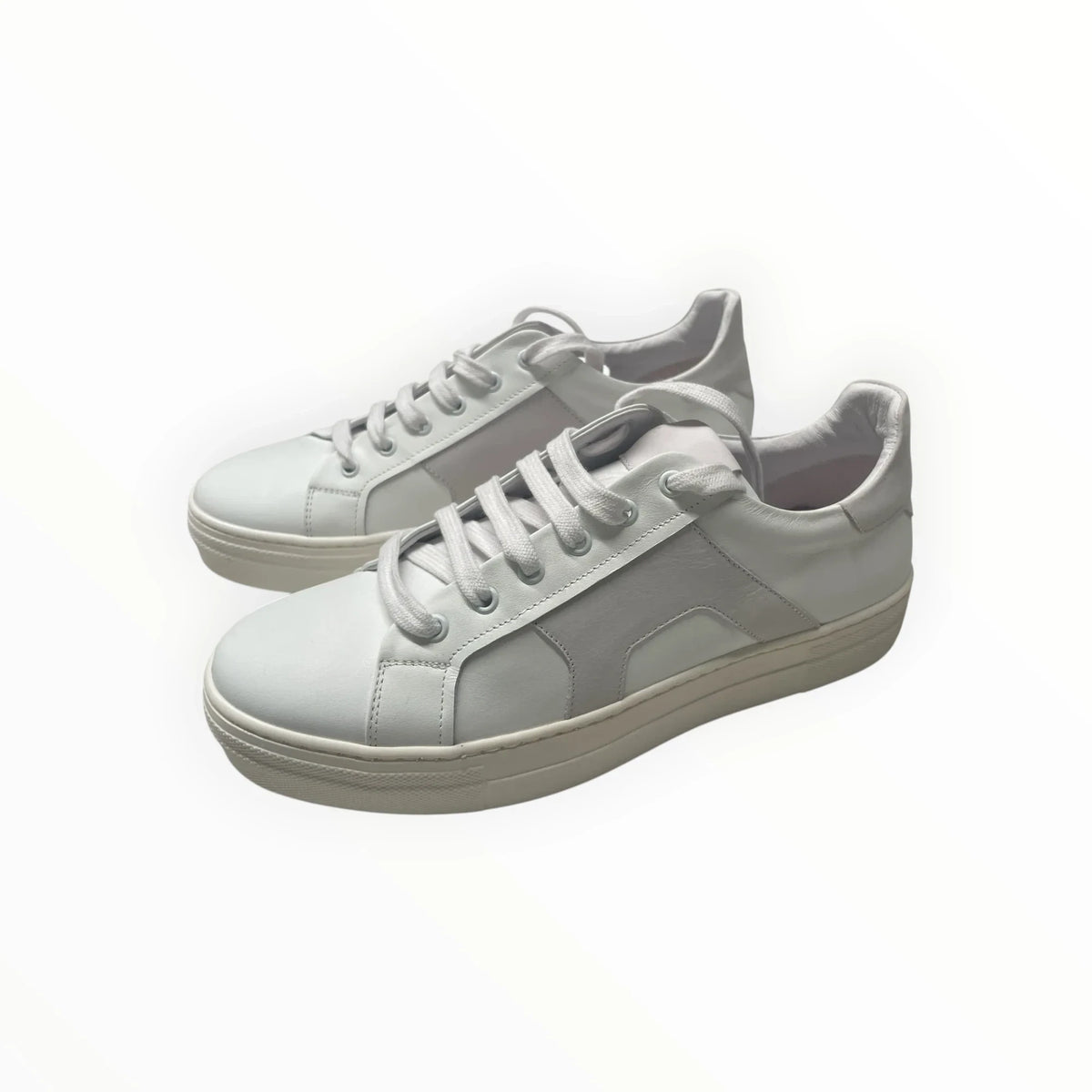 Pierrot Outlet witte lage sneakers van leer en suède met vetersluiting en een minimalistisch design.