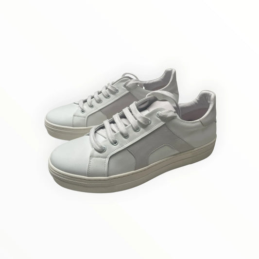 Pierrot Outlet witte lage sneakers van leer en suède met vetersluiting en een minimalistisch design.
