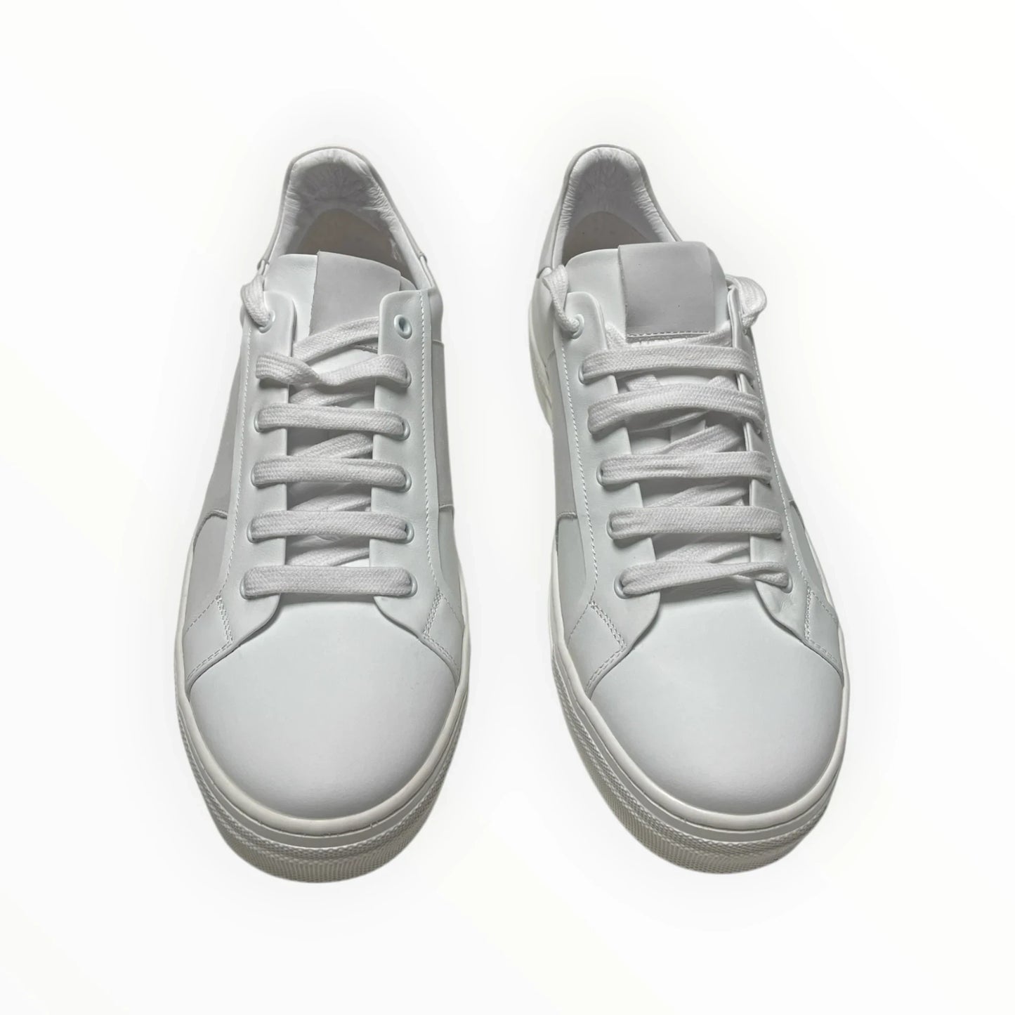 Pierrot Outlet minimalistische witte leren veterschoenen voor dames en heren met een strak en tijdloos design.