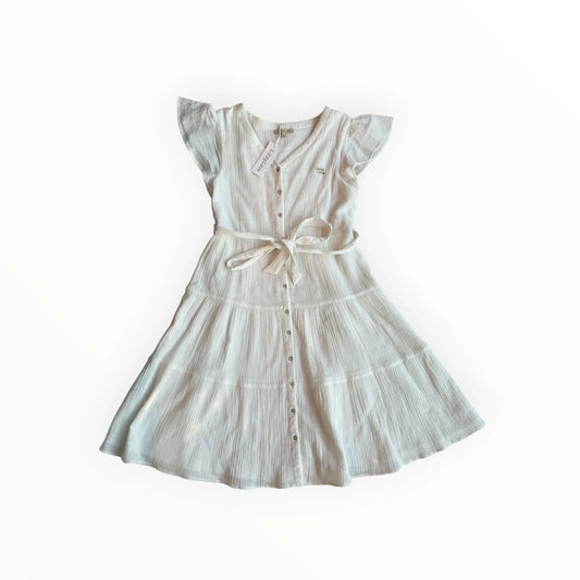Witte LizzyLove meisjesjurk met knoopsluiting, vlindermouwen, strikceintuur en gelaagde rok bij Pierrot Outlet.