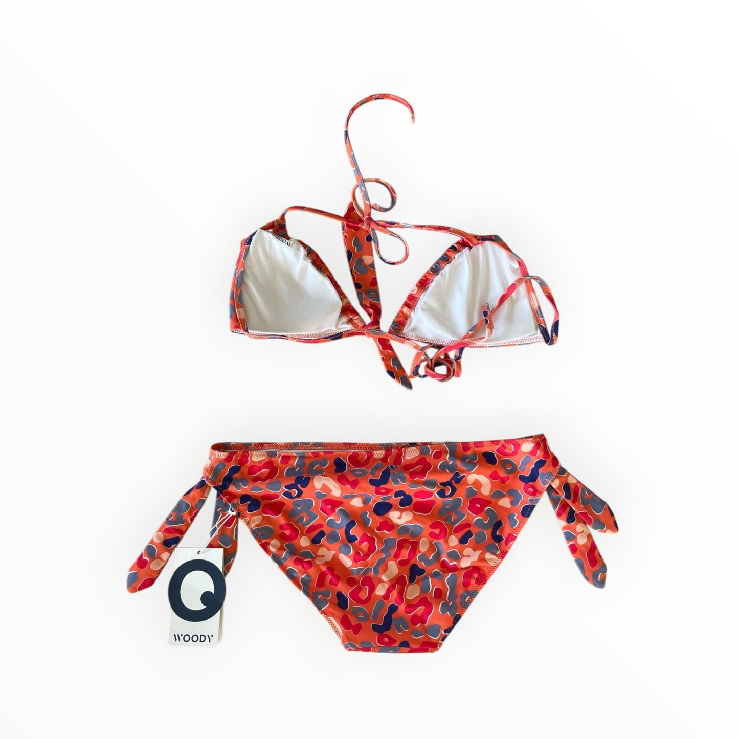 Pierrot Outlet WOODY bikini set met kleurrijke abstracte print, triangel-top en broekje met strikdetails aan zijkant.