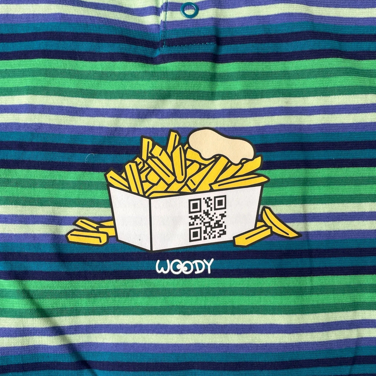 Pierrot Outlet Woody pyjamashirt met groen en blauw gestreept patroon en een print van een bakje friet met QR-code