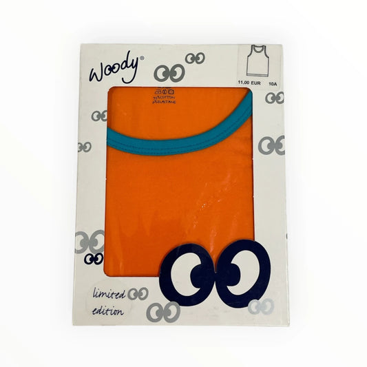 Pierrot Outlet Woody Limited Edition oranje hemdje voor kinderen, 93% katoen, 7% elastaan, met turquoise bies en oogjesmotief.