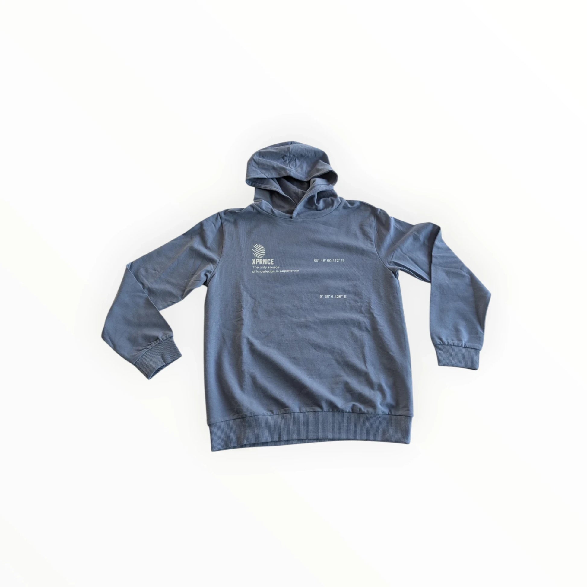 Pierrot Outlet XPRNCE hoodie met grafische opdruk in blauwgrijs, gemaakt van zachte stof met capuchon en trekkoord.