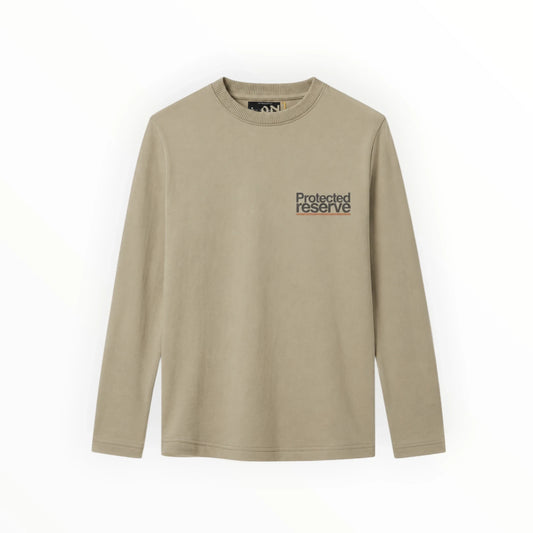 Pierrot Outlet zandkleurig shirt met lange mouwen, ronde hals en subtiele grafische print op de borst van zacht katoen