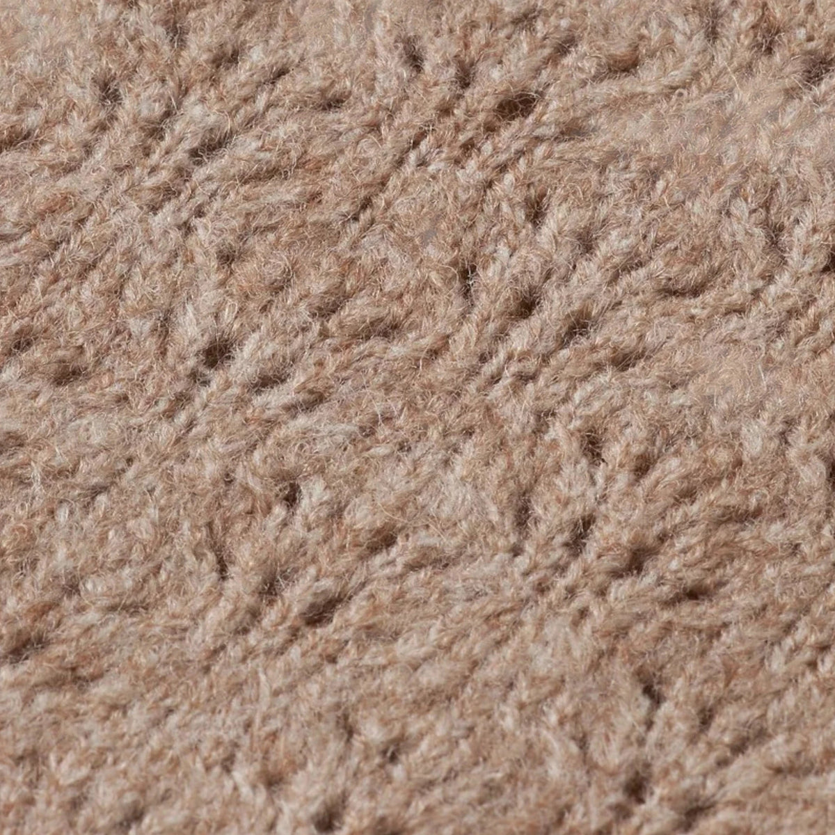 Close-up van de zandkleurige pointelle-gebreide stof van een Scotch & Soda trui bij Pierrot Outlet