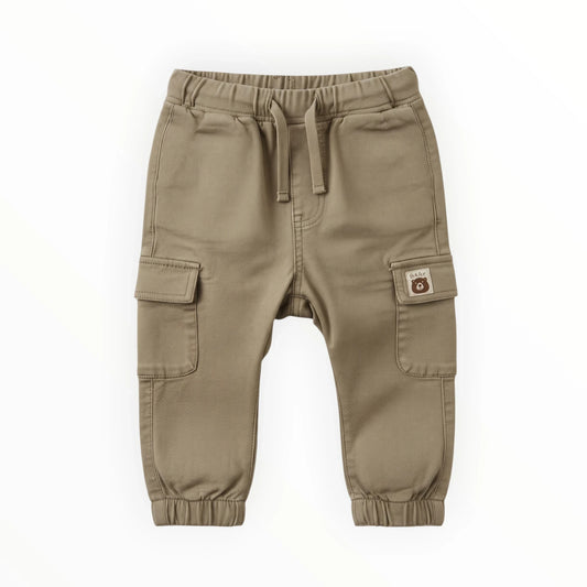 Pierrot Outlet zandkleurige cargobroek voor kinderen met elastische tailleband, cargozakken en een schattig beren-embleem.