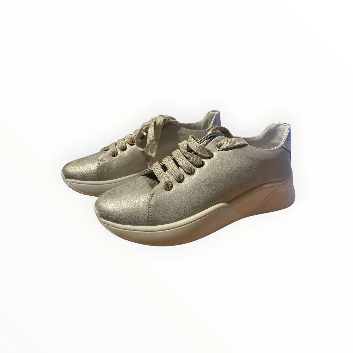Pierrot Outlet metallic zilveren damessneakers met een dikke plateauzool en vetersluiting voor optimaal comfort.