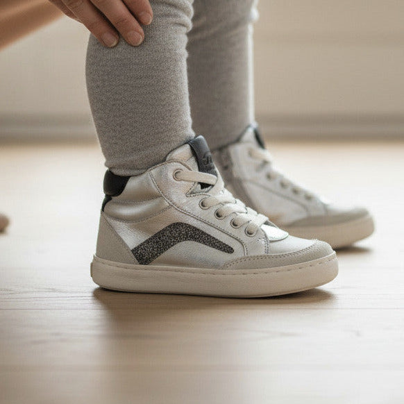Pierrot Outlet zilveren high-top sneakers van leer en suède met glitterdetails en zwarte accenten voor kinderen