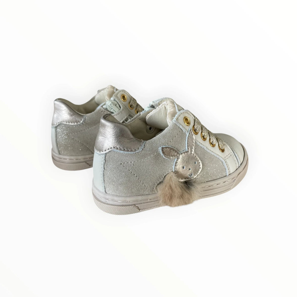 Pierrot Outlet zilveren kindersneakers met konijntjes-detail, pluizig accent, glitters en handige ritssluiting.