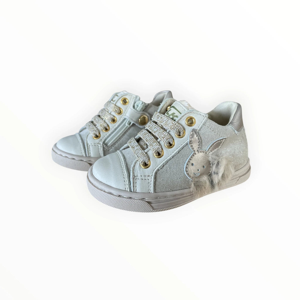 Pierrot Outlet zilveren kindersneakers met konijntjes-detail, glinsterende veters en handige ritssluiting aan de zijkant.