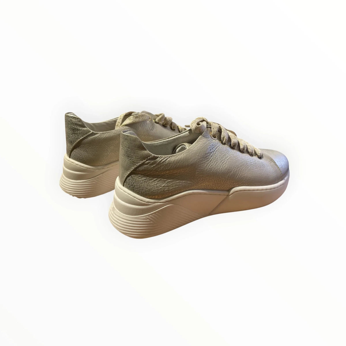 Pierrot Outlet metallic zilveren dames sneakers met dikke plateauzool en vetersluiting voor een moderne look.