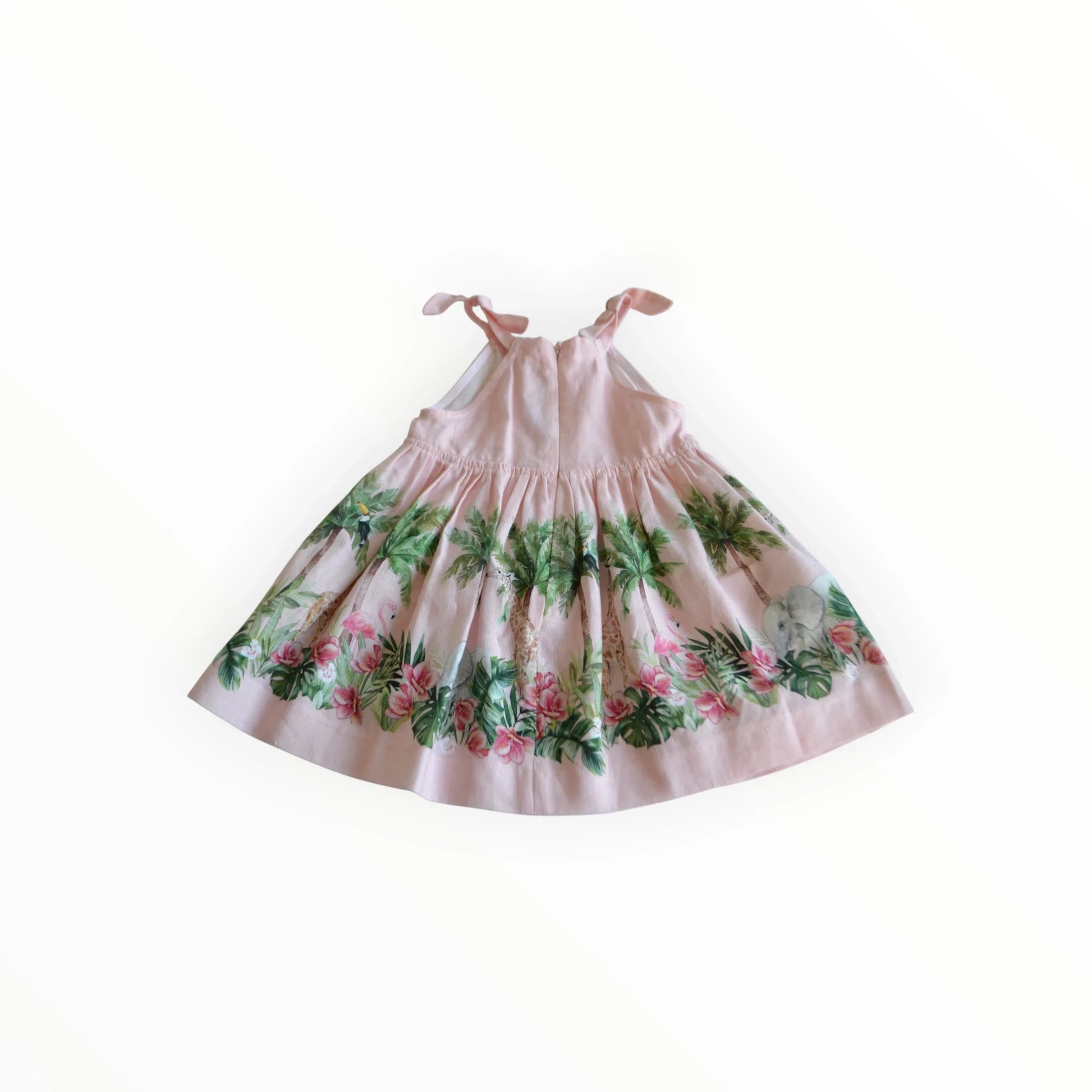 Pierrot Outlet roze zomerjurk met dierenprint, tropische bladeren, palmbomen, olifanten en giraffen. Verstelbare strikbandjes.