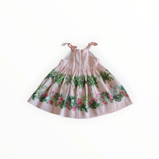 Pierrot Outlet roze zomerjurk met dierenprint, tropische bladeren, palmbomen, olifanten en giraffen. Verstelbare strikbandjes.