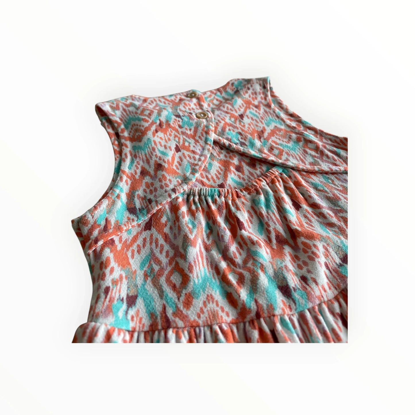 Pierrot Outlet zomerjurk met oranje, turquoise en witte etnische print. Mouwloos, gelaagde rok, ronde hals met knoopsluiting.