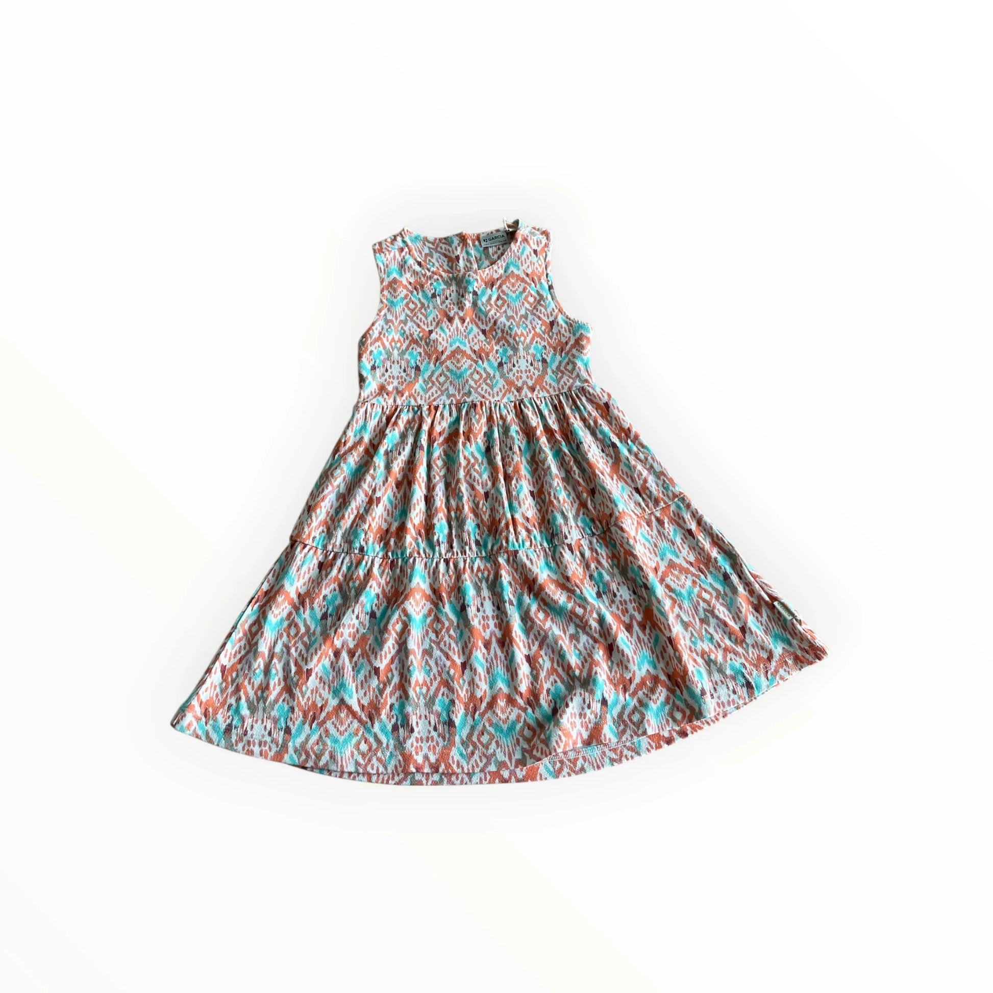 Pierrot Outlet zomerjurk met gelaagde rok in oranje, turquoise en wit met etnische print. Mouwloos, ronde hals.