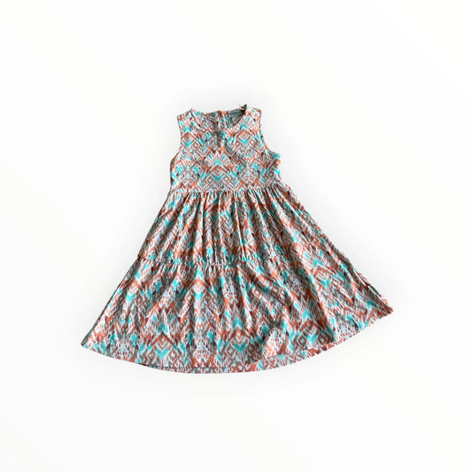Pierrot Outlet zomerjurk met gelaagde rok in oranje, turquoise en wit met etnische print. Mouwloos, ronde hals.