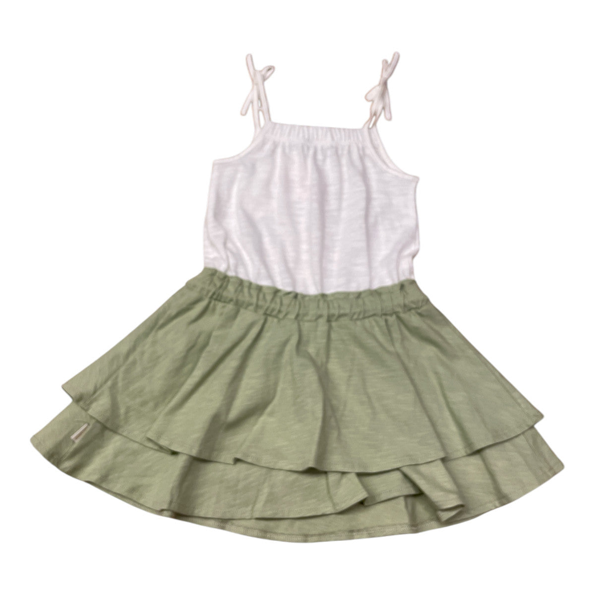 Pierrot Outlet zomerjurk met wit topje en lichtgroene gelaagde rok met strikjes op de schouders.