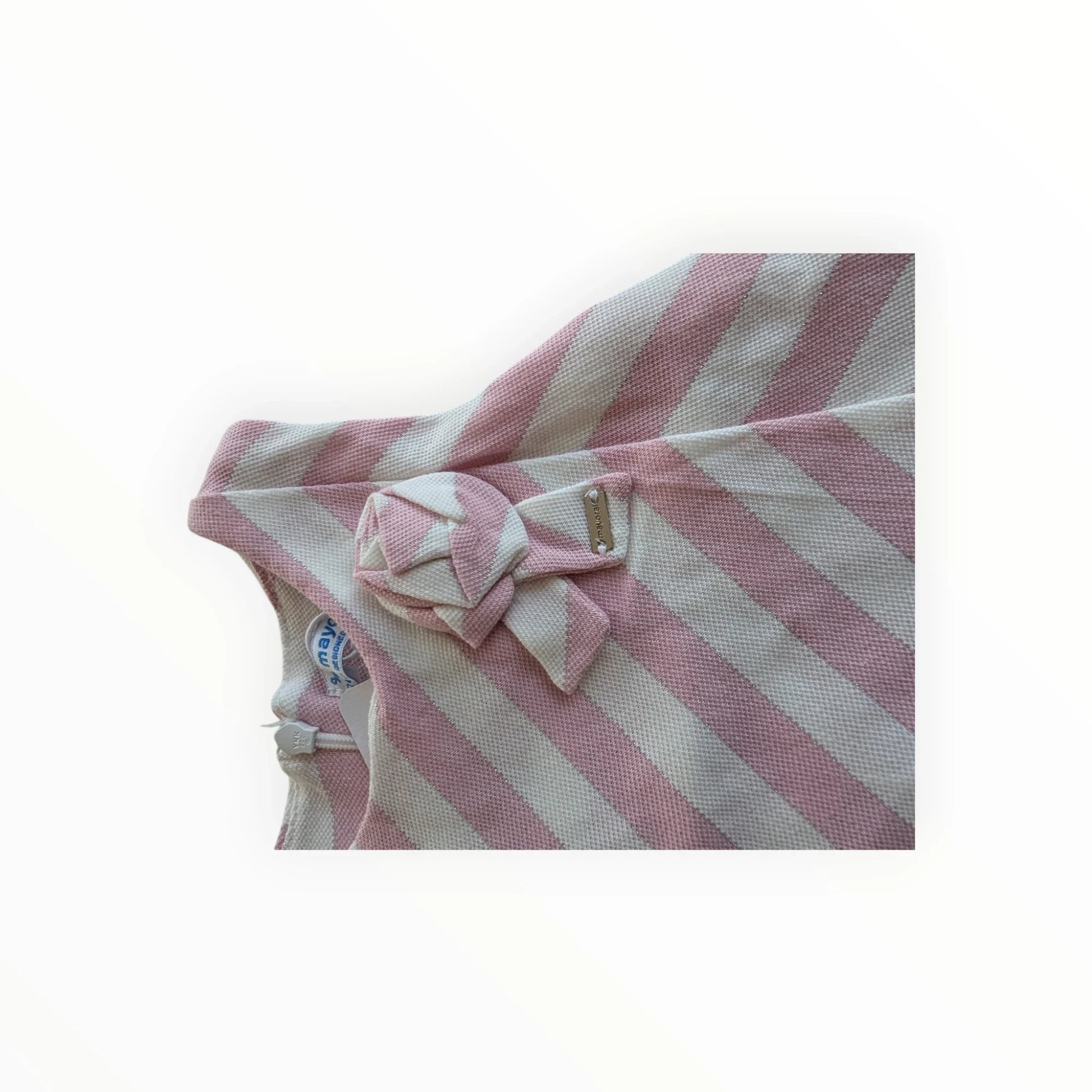 Pierrot Outlet zomerjurk met roze en witte strepen en strikdetail. Mouwloos A-lijn model.