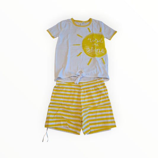 Pierrot Outlet pyjamaset met wit T-shirt met zon-opdruk en geel-wit gestreepte short met knoopdetail