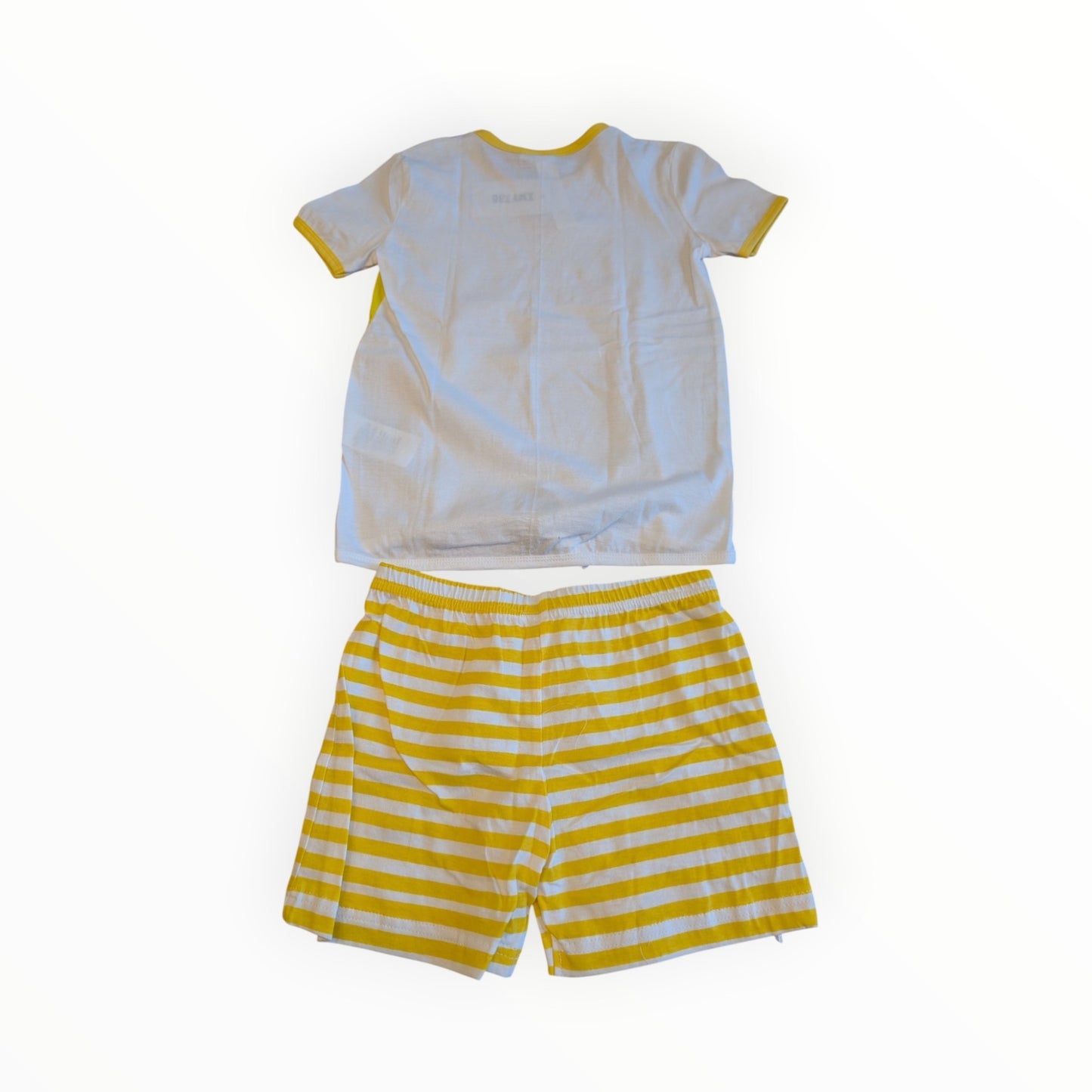 Pierrot Outlet zomerse pyjamaset voor kinderen met wit T-shirt en geel-wit gestreepte short met elastische tailleband