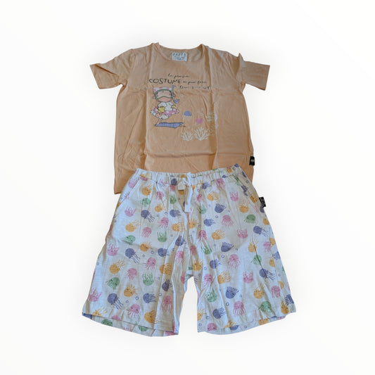 Pierrot Outlet zomerse pyjamaset voor kinderen met perzikkleurig T-shirt en short met kleurrijke kwallenprint.
