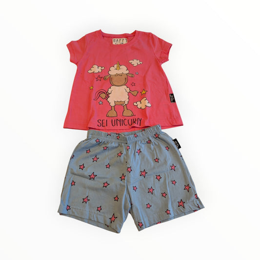 Pierrot Outlet zomerse set met roze T-shirt met eenhoornprint en lichtgrijze short met sterrenpatroon voor kinderen.