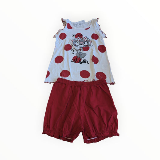 Pierrot Outlet zomerse set met wit shirt met stippen en kattenprint en een rood pofbroekje voor kinderen