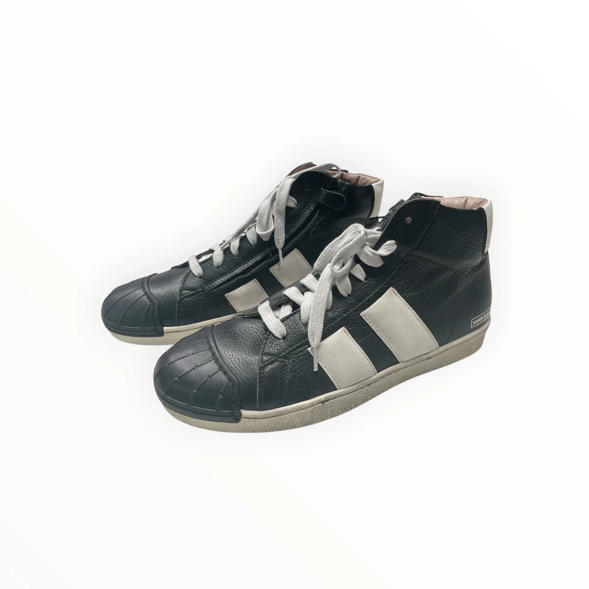 Pierrot Outlet zwart-witte lederen high-top sneakers met veters, rubberen neus en ritssluiting aan de zijkant.