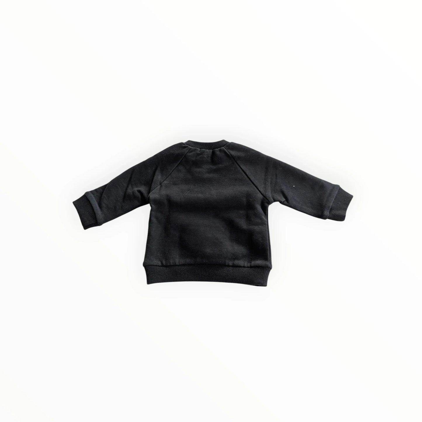 Pierrot Outlet zwarte baby sweater met tekstprint "IS IT FRIDAY YET?!" van katoen met drukknoopjes.