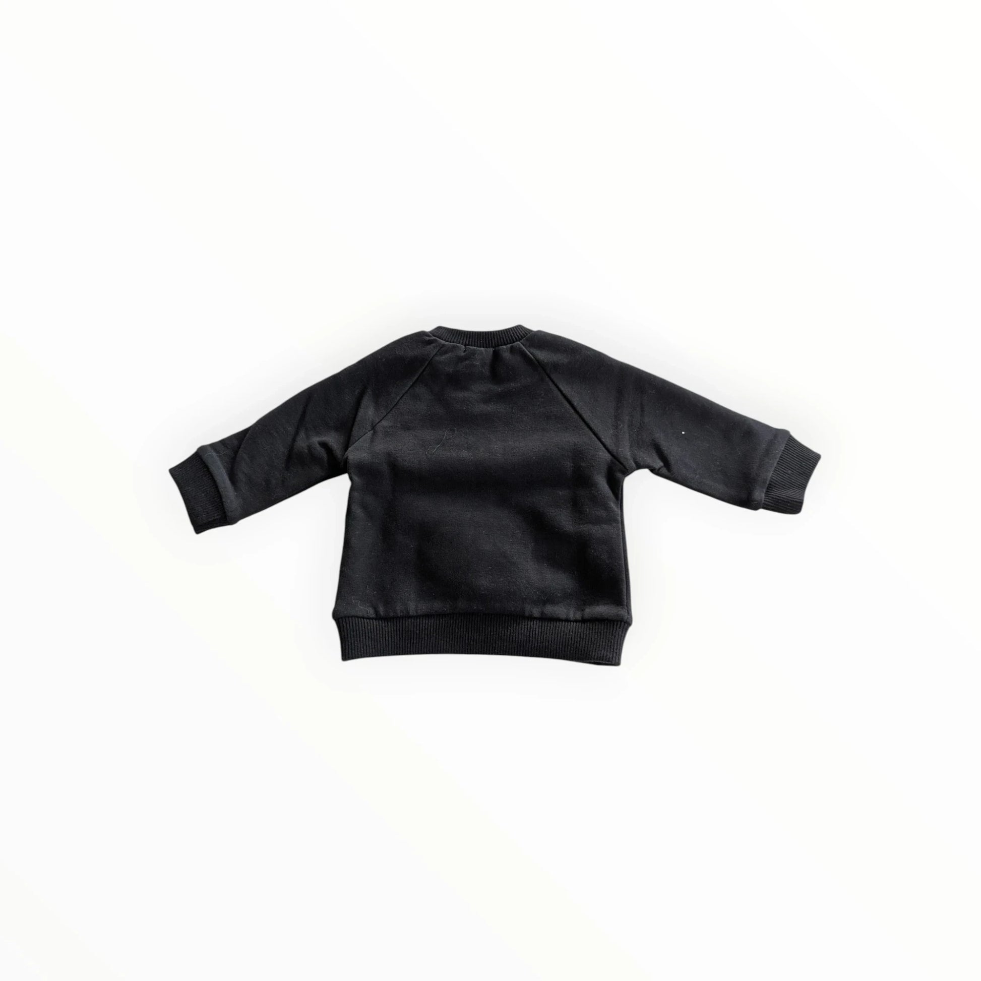 Pierrot Outlet zwarte baby sweater met tekstprint "IS IT FRIDAY YET?!" van katoen met drukknoopjes.