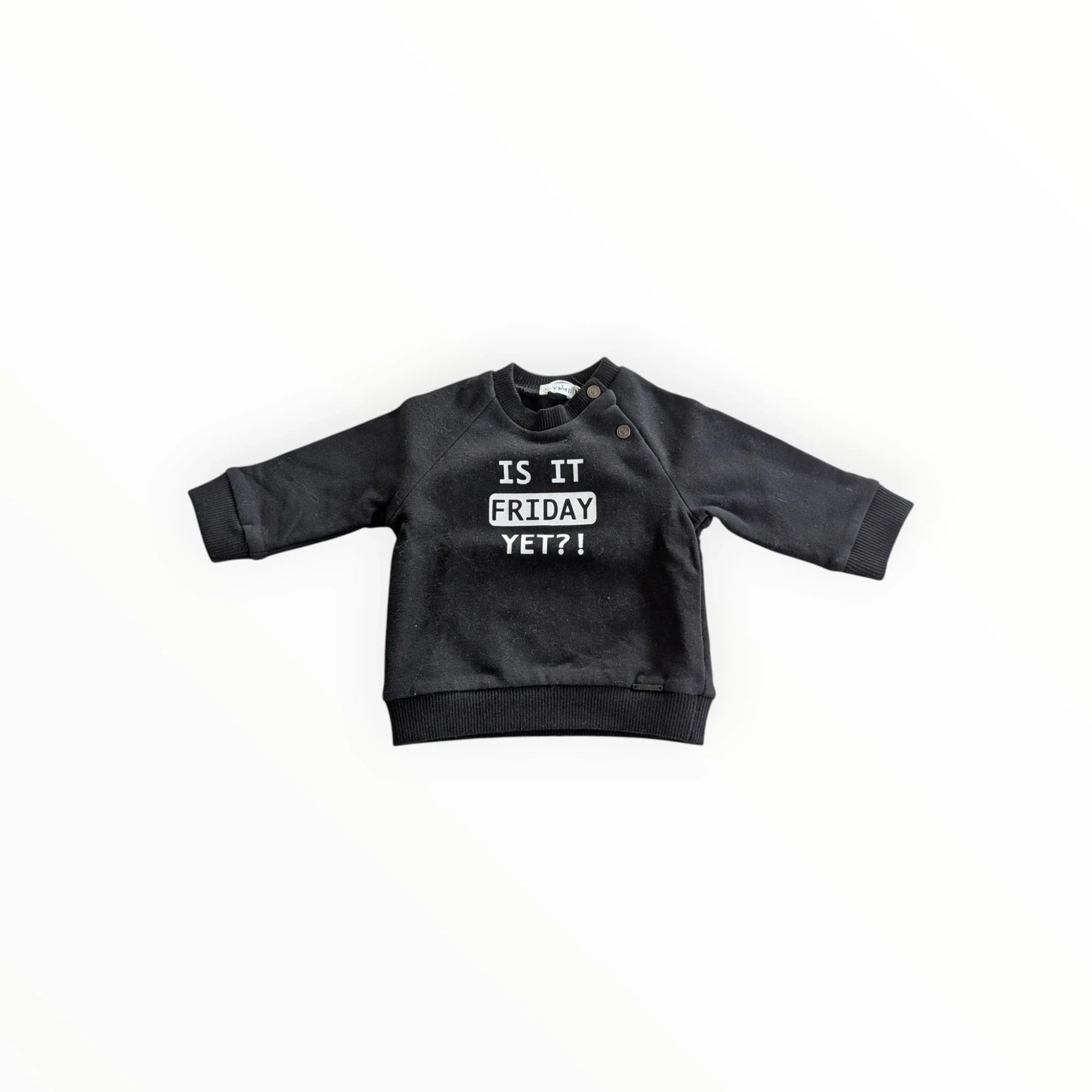 Pierrot Outlet zwarte baby sweater met de tekst "IS IT FRIDAY YET?!" in witte letters, katoen, lange mouwen, drukknoopjes.