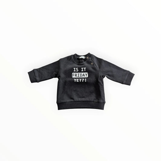 Pierrot Outlet zwarte baby sweater met de tekst "IS IT FRIDAY YET?!" in witte letters, katoen, lange mouwen, drukknoopjes.