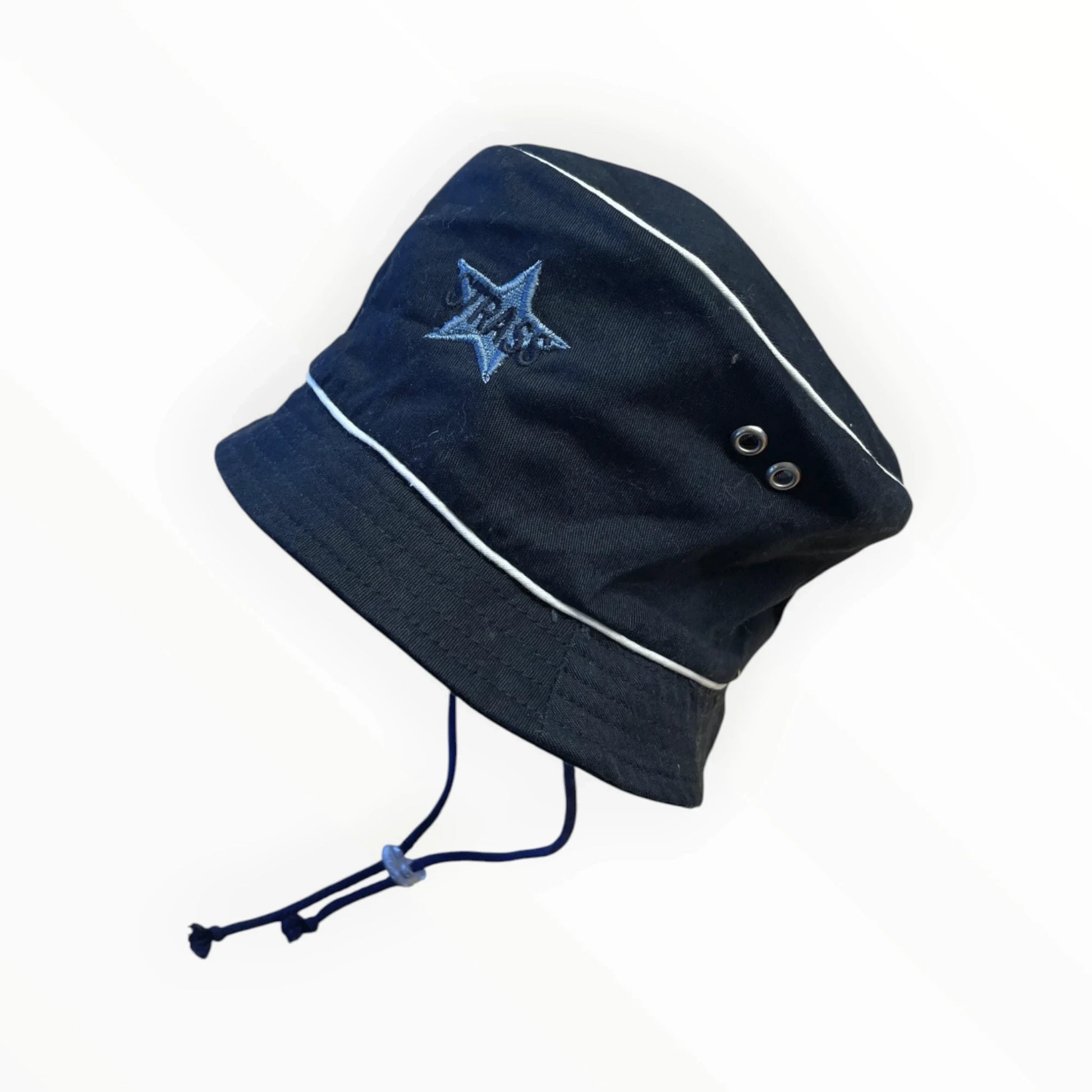 Pierrot Outlet zwarte katoenen bucket hat met geborduurde ster en witte biezen, verstelbaar trekkoord