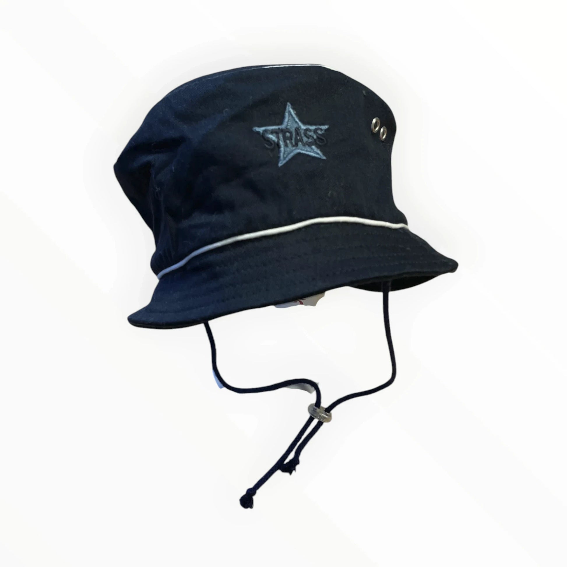 Pierrot Outlet zwarte katoenen bucket hat met ster en STRASS detail, witte biezen en verstelbaar trekkoord.