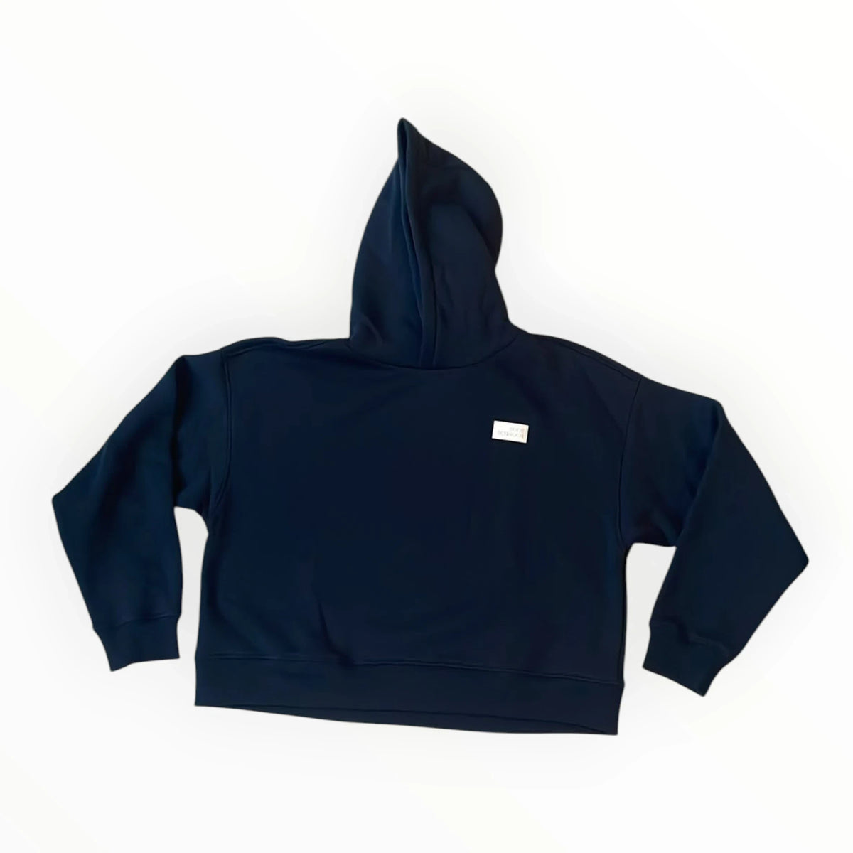 Pierrot Outlet zwarte hoodie met capuchon en minimalistisch label op de borst voor een casual stijl.