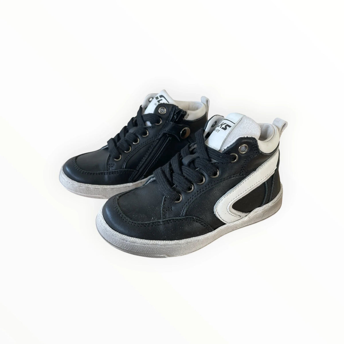 Pierrot Outlet zwarte hoge sneakers voor kinderen met witte accenten, veters en ritssluiting voor optimaal comfort.